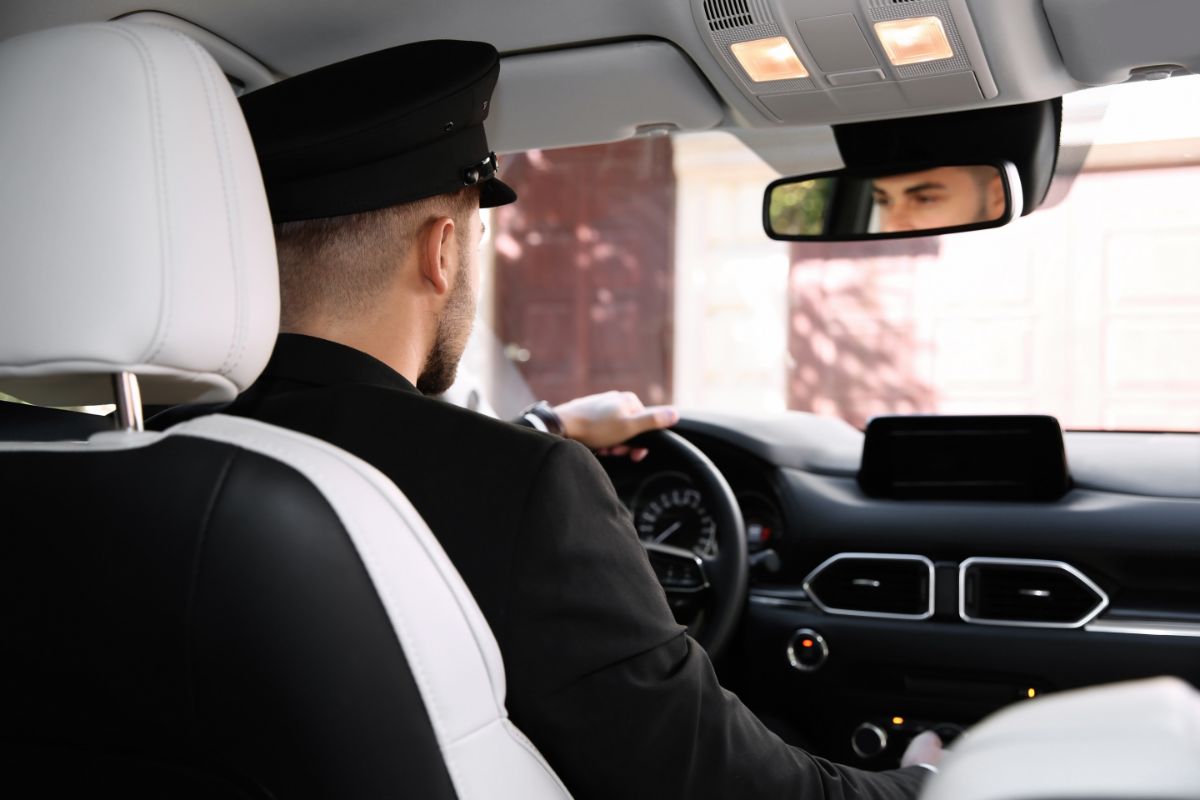 What criteria should you take into account when choosing the best chauffeur service company?